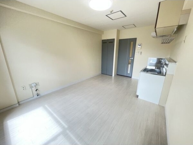 居室・リビング　退去予定につき同タイプ別号室の画像です。