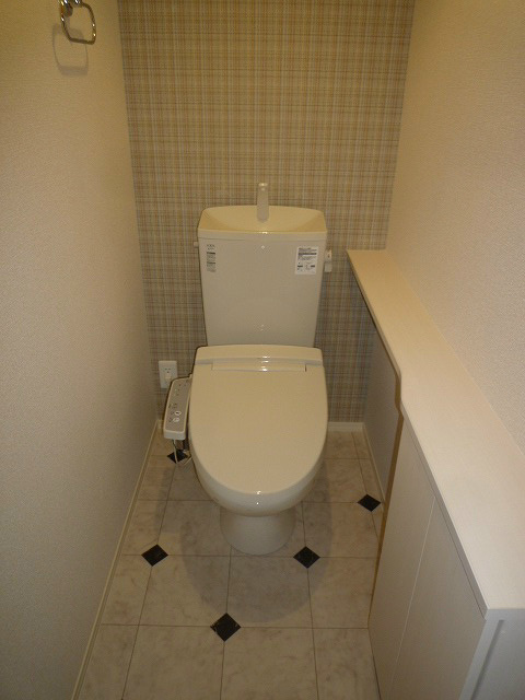 トイレ　写真は202号室です。(参考)