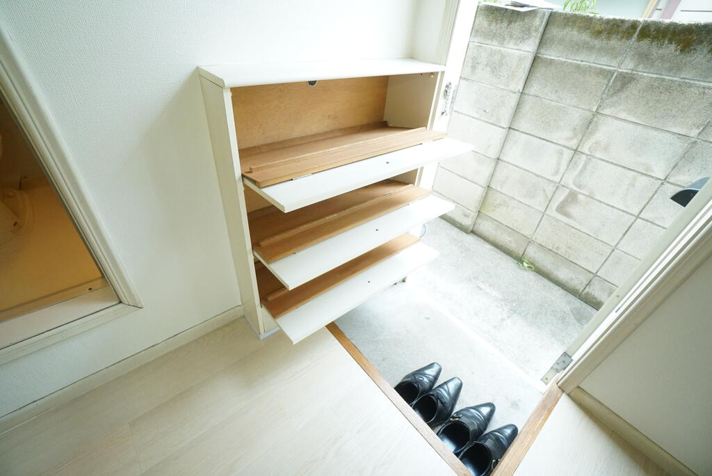 玄関　※同物件別号室の参考写真です。