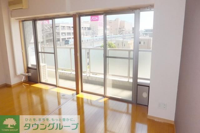 居室・リビング　明るいお部屋ですよ。