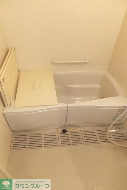 バス・シャワールーム　ゆったりめのバスルーム。