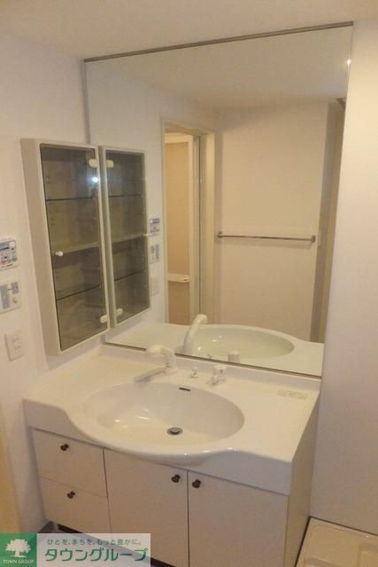 洗面設備　鏡が大きいですね。