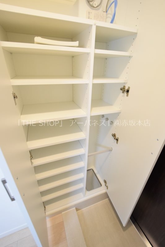 玄関　同タイプ別部屋の室内写真です