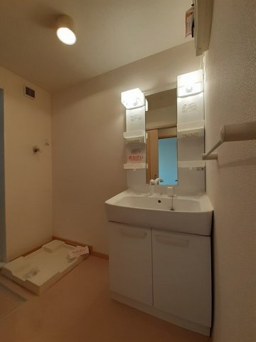 洗面設備　ゆったりとスペースのある洗面所