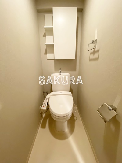 トイレ　便利な上部棚付き♪