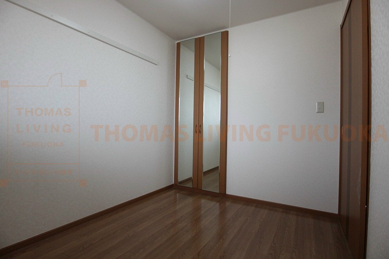 その他部屋・スペース　洋室の収納には姿見鏡も付いてます。