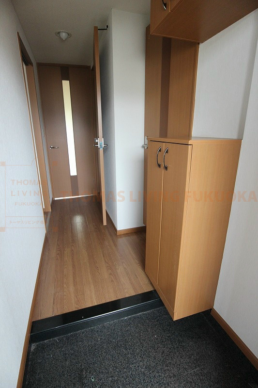 玄関　玄関スペース広々。扉を閉めていただくとお部屋の中を隠せます。