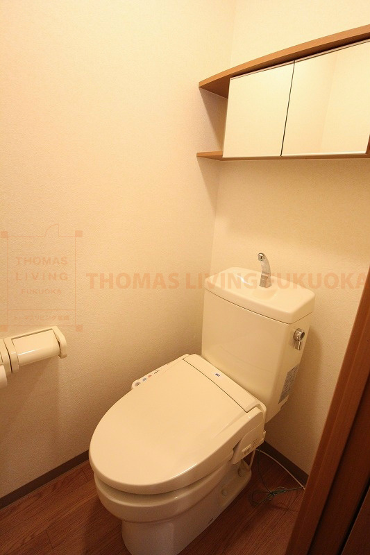 トイレ　温水洗浄便座付きのトイレです。