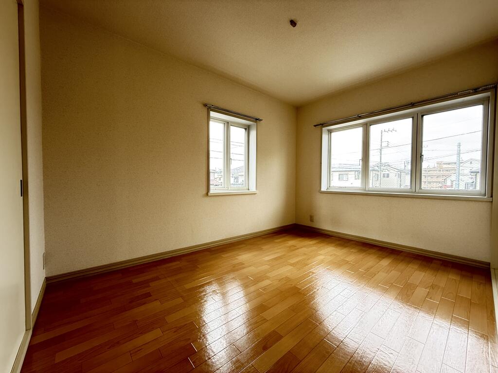 その他部屋・スペース　洋室5.4帖間は角部屋で2面採光！！