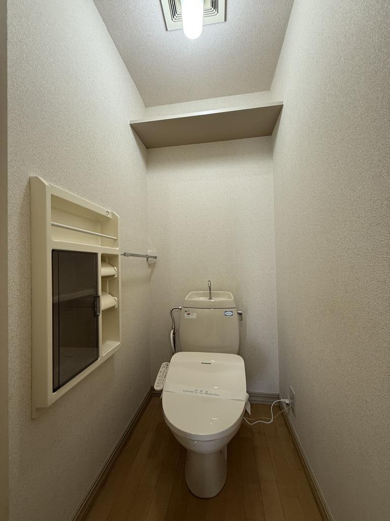 トイレ　シャワートイレ付帯！！　上部に棚もあります！！