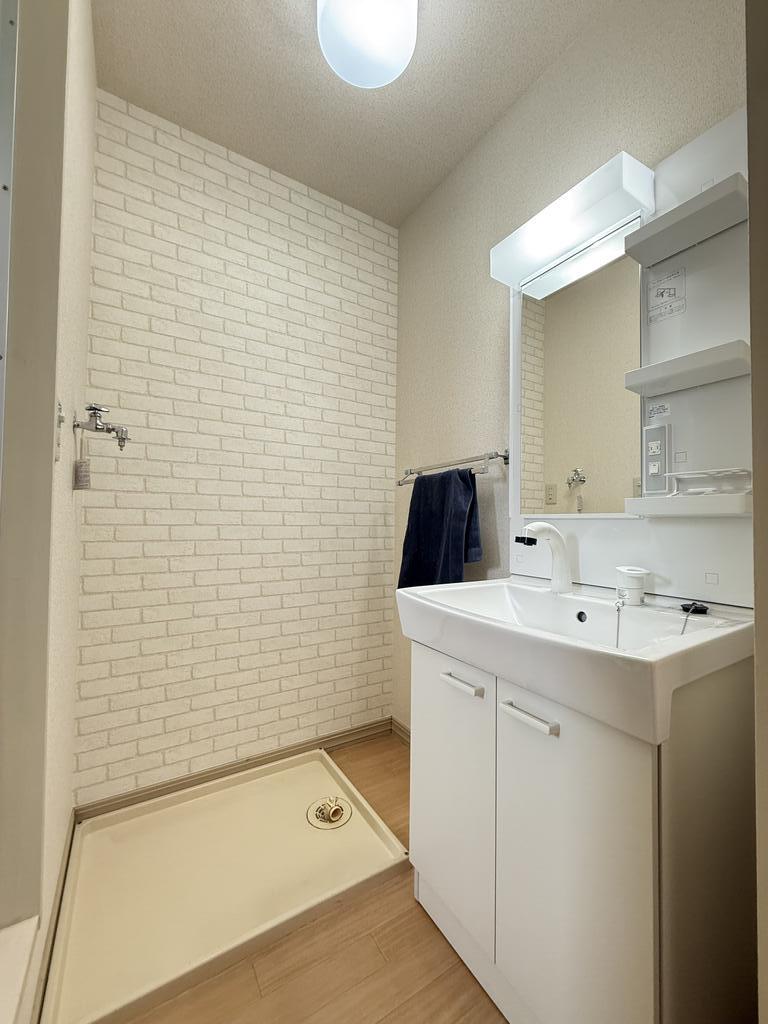 洗面設備　洗面化粧台完備！！　奥側は洗濯機置き場。