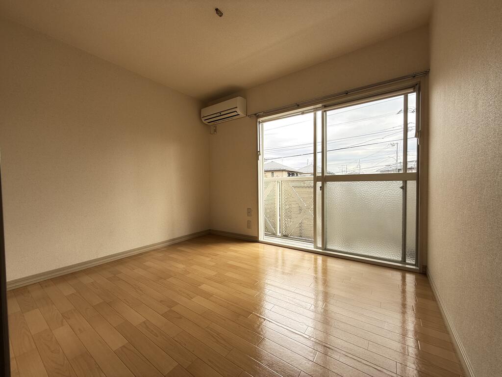 居室・リビング　DK南側の洋室はリビングに最適！！ エアコン付帯！！