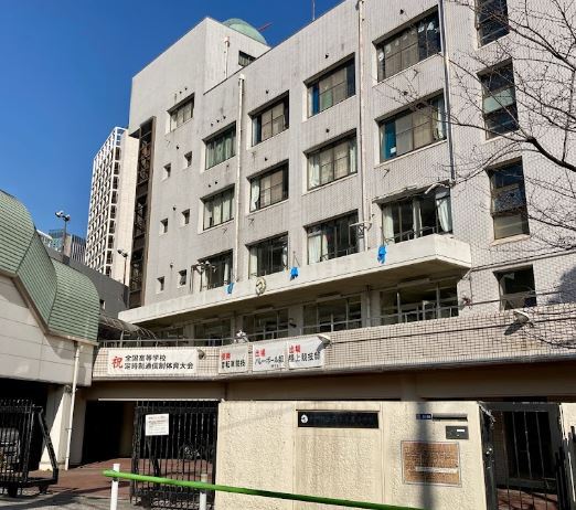 高校・高専　東京都立六本木高等学校（高校・高専）まで525m