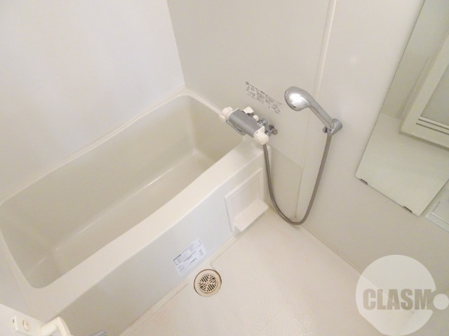 バス・シャワールーム　キレイにリフォームされています♪