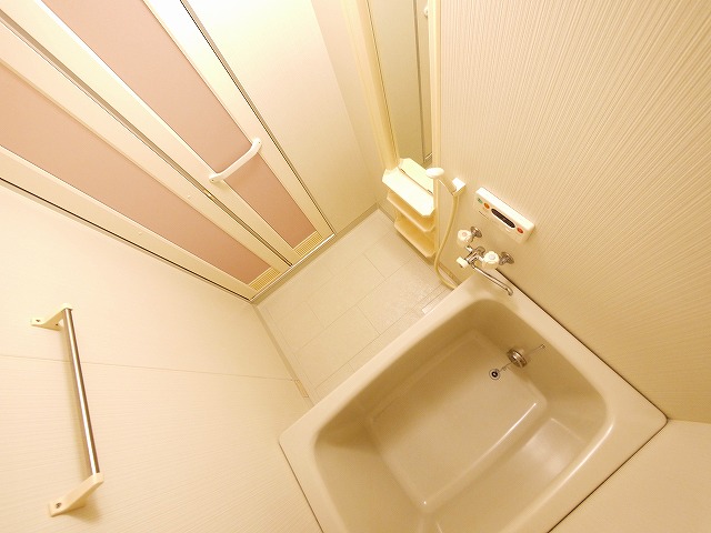 バス・シャワールーム　コンパクトで使いやすいお風呂です