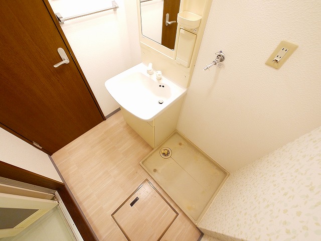 洗面設備　朝の支度にも助かる、独立の洗髪洗面化粧台