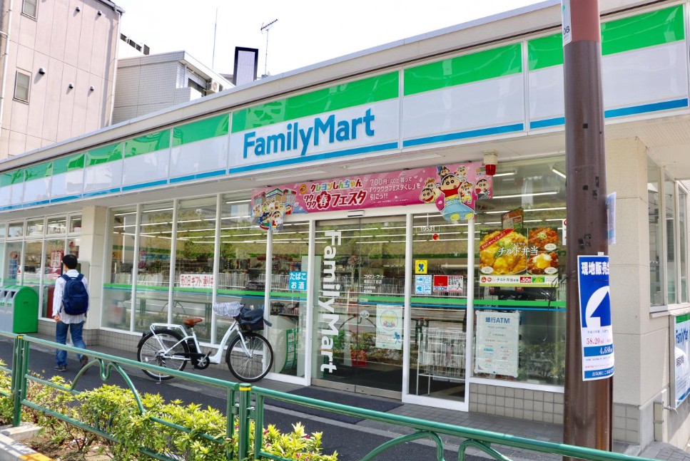 コンビニ　ファミリーマート三田一丁目店（コンビニ）まで187m