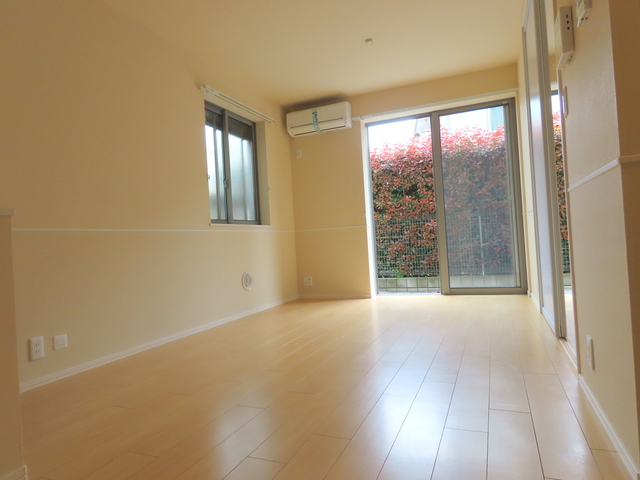 居室・リビング　2面採光の明るいリビング