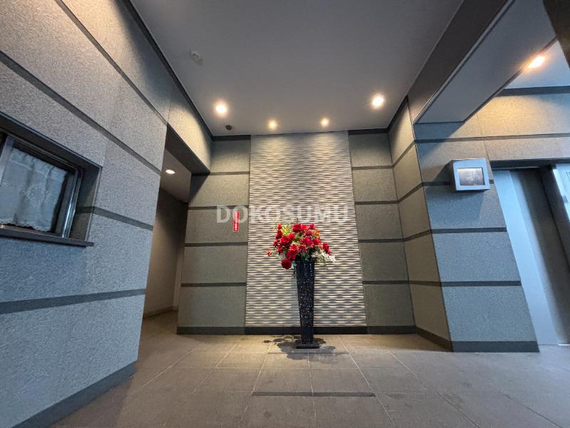 エントランス　オンからオフへ。心地よい静寂へといざなうエントランス。