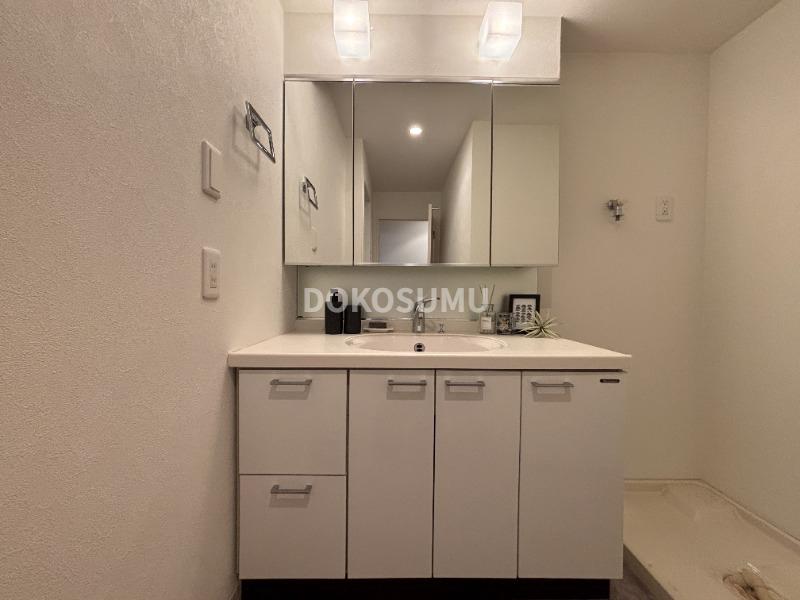 洗面設備　忙しい朝もスムーズに。使いやすさを追求した清潔な洗面空間。