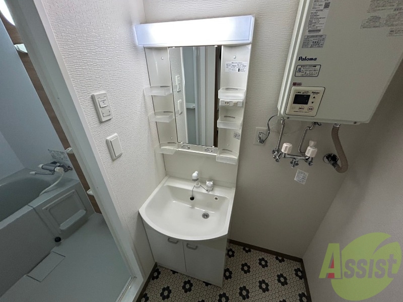 洗面設備　大きくて使いやすそうな独立洗面台になっています。