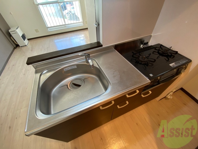 キッチン　洗い場が大きくて洗い物もしやすそうです。