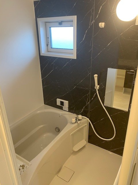 バス・シャワールーム　対面キッチン（ＩＨクッキングヒーター付のシステムキッチン）