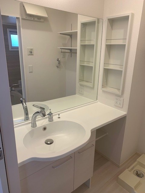 洗面設備　鏡の大きいカウンタータイプの洗髪洗面化粧台