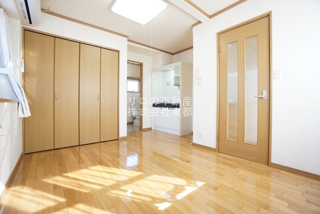 その他部屋・スペース　上品なフローリング仕上げの洋室です！