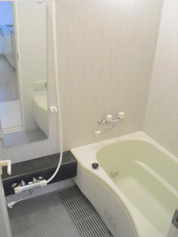 バス・シャワールーム　浴室乾燥・追焚機能付のお風呂で一日の疲れを癒しましょう