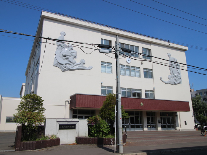中学校　栄町（中学校）まで759m