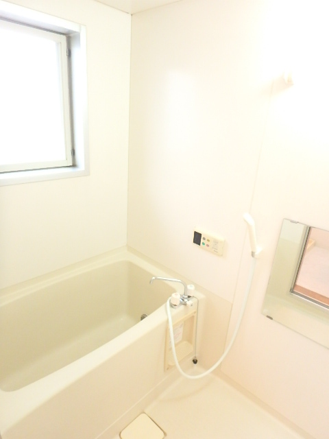 バス・シャワールーム　小窓つきで明るいバスルームです♪