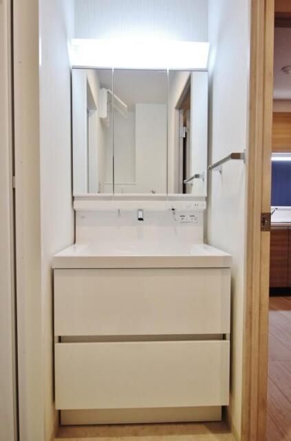 洗面設備　明るい洗面所です