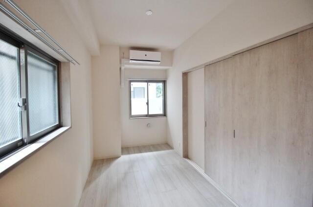 その他部屋・スペース　開放的な寝室です