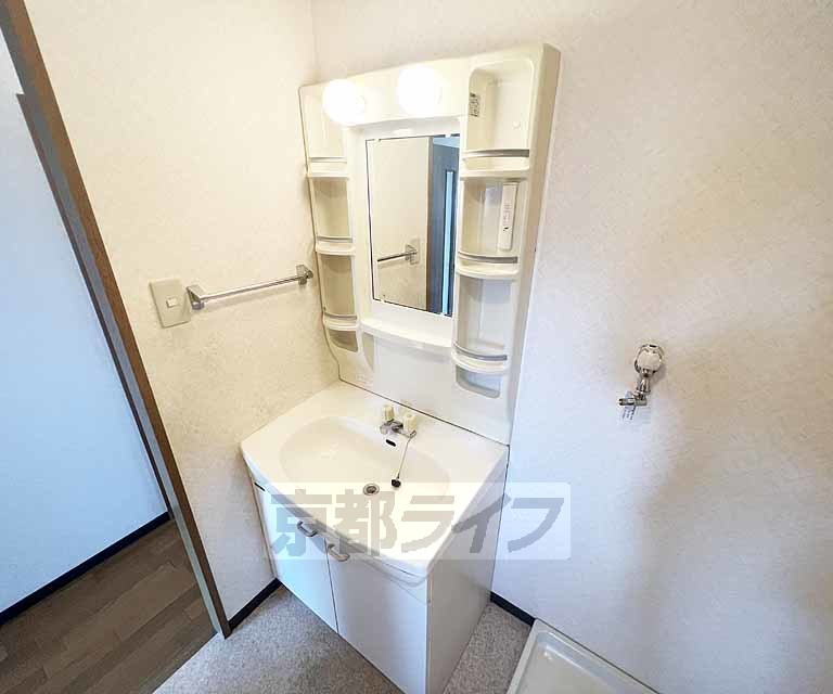 洗面設備　綺麗な洗面台です