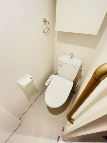 トイレ　落ち着いた色調のトイレです