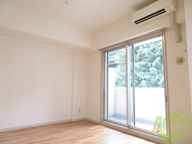 居室・リビング　８．４帖の洋室です。広々として、きれいですね。