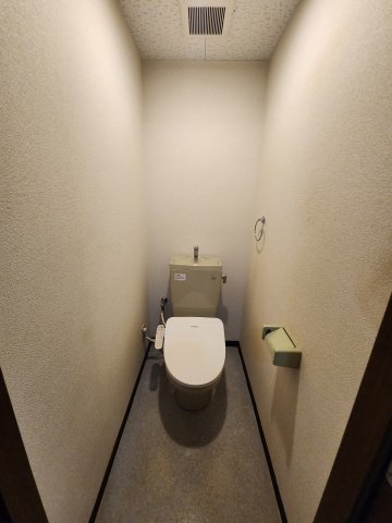 トイレ　落ち着いた色調のトイレです