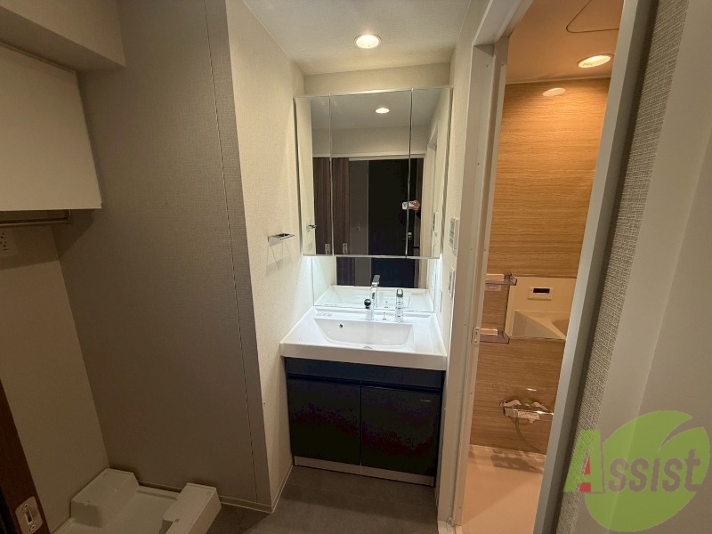 洗面設備　洗面台は独立洗面台です。毎日の暮らしが快適になりますね。