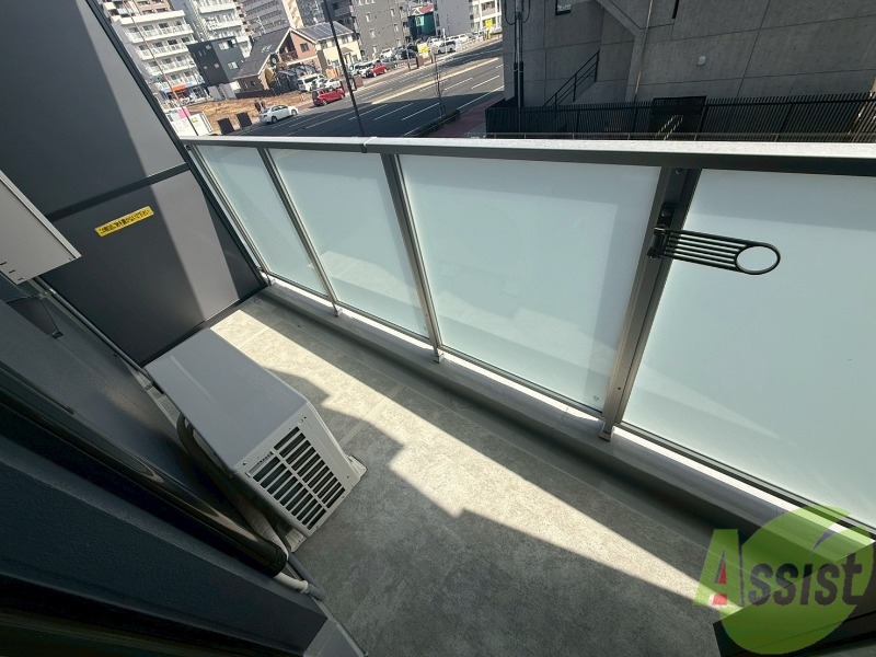 バルコニー　バルコニーは長さも幅もちょうどいい広さですね。