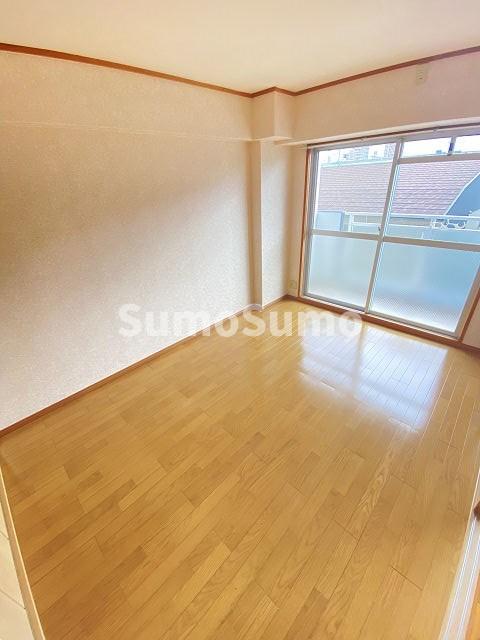 その他部屋・スペース　開放的な寝室です