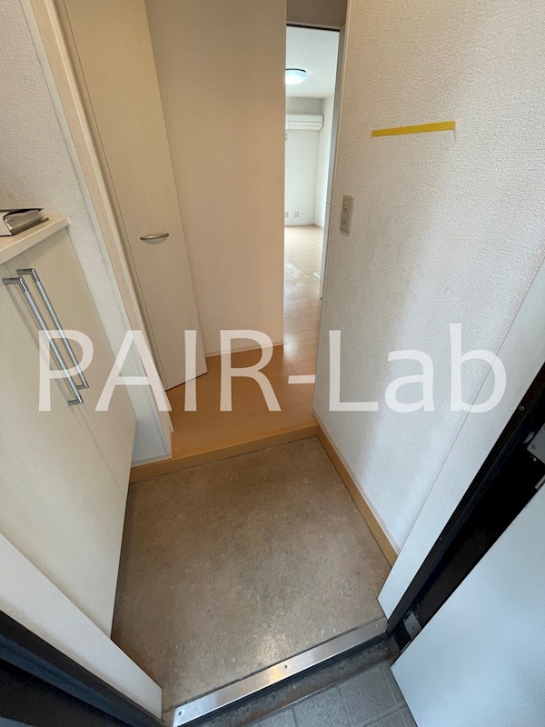 玄関　同物件別部屋の参考写真です。(現況優先)