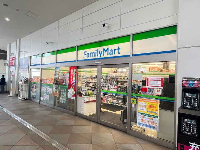 コンビニ　ファミリーマート相鉄鶴ヶ峰駅店（コンビニ）まで500m