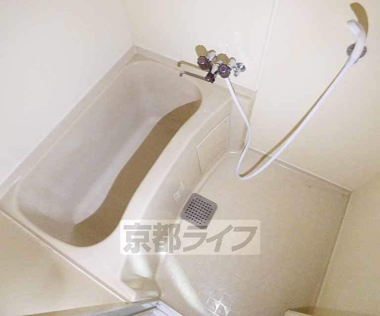 バス・シャワールーム　広々とした浴室です。