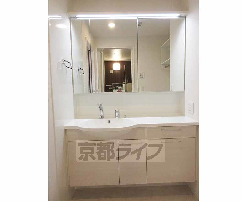 洗面設備　使いやすい洗面台です