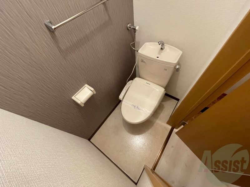 トイレ　ウォシュレット機能がついたトイレです。安心して使用できます。