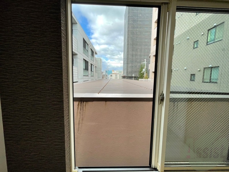 バルコニー　窓を開けると風通しも良く、気分も上がりそう！