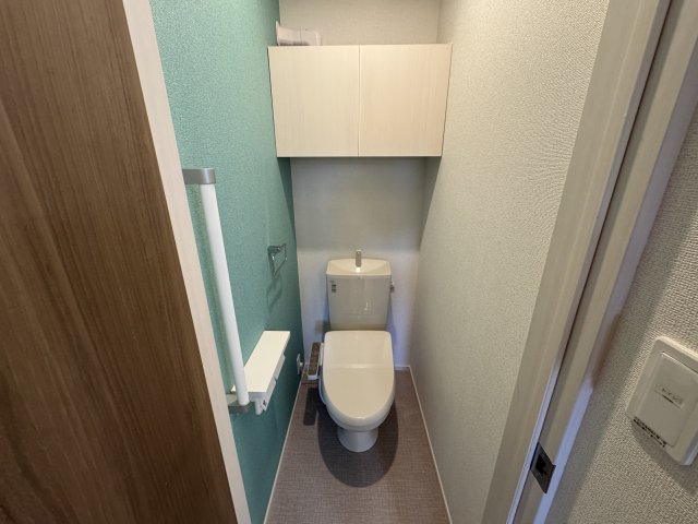 トイレ　シャワー付き暖房便座（同型）