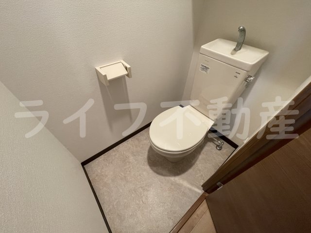 トイレ　落ち着いた色調のトイレです