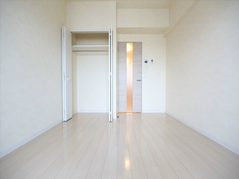 居室・リビング　洋室6.8帖　クローゼット（収納充実してます）